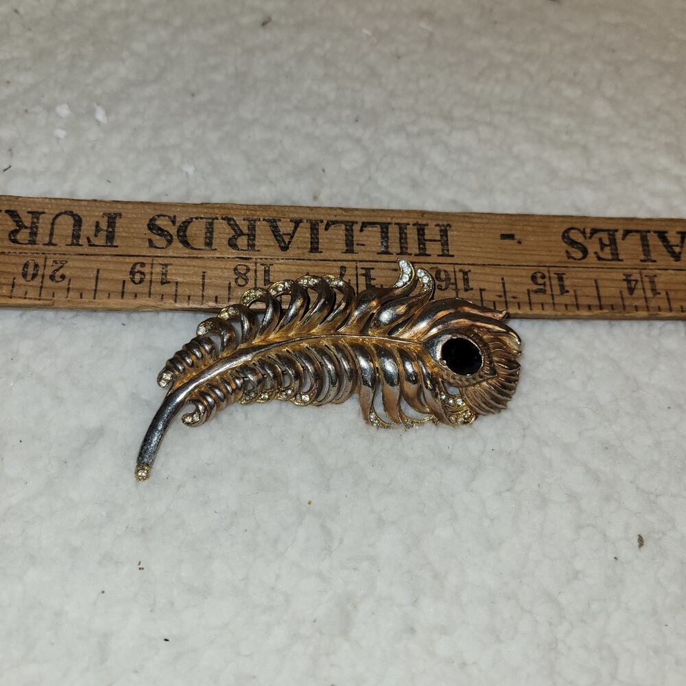 Vintage Peacock Feather Brooch Gold Tone Rhinestone Pin Black Faceted Stone‎ 3"
